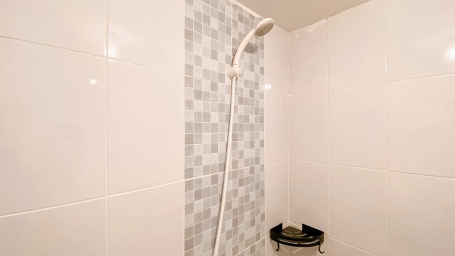 Bathroom 5, Comfy and Minimalist 2BR Tokyo Riverside PIK 2 Apartment By Travelio, Tangerang