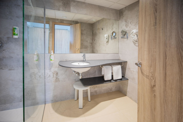Bathroom 5, Hotel Servigroup Koral Beach, Castellón