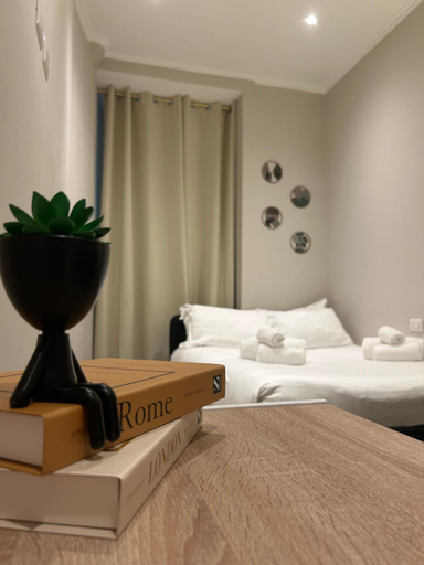 Bedroom 2, Principal Guest House, Roma