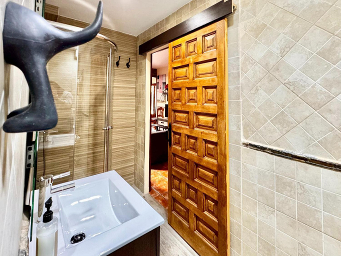 Bathroom 4, Tranquil Garden Hideaway, Madrid