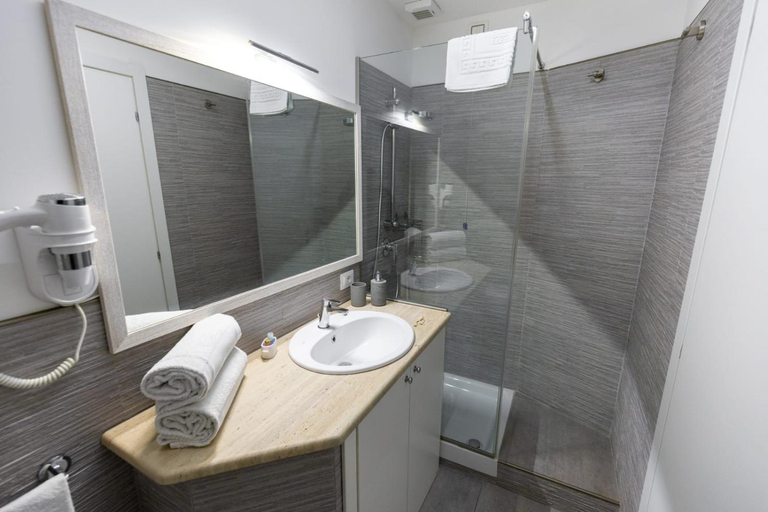 Bathroom 3, 4 Rent di Cicchinelli Lorella, Roma