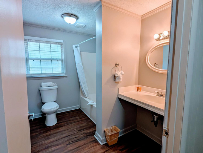Bathroom 3, LAKE BLACKSHEAR RESORT AND GOLF CLUB, Crisp