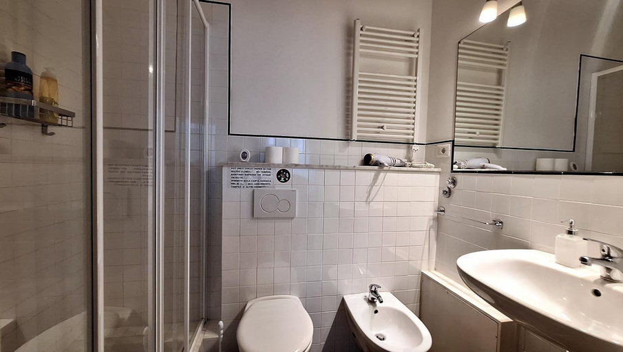 Bathroom 4, Red Horse, Pisa