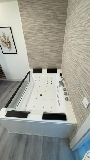 Bathroom 3, jacuzzi rooms, Madrid