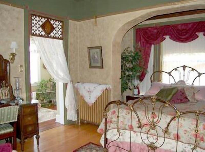 Bedroom 2, Schuster Mansion Bed & Breakfast, Milwaukee