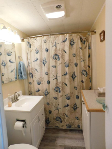 Bathroom, Driftwood Inn, Kenai Peninsula