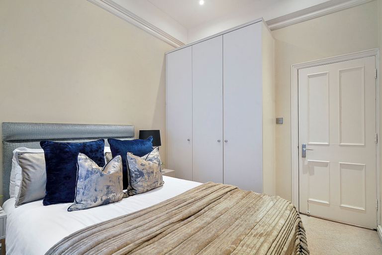 Room 3, Hertford Flat 10, London