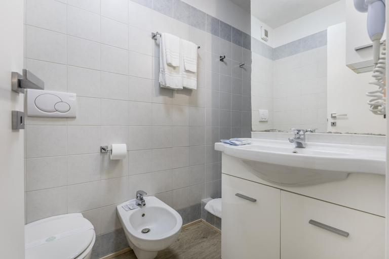 Bathroom 3, Casa flowers, Rome