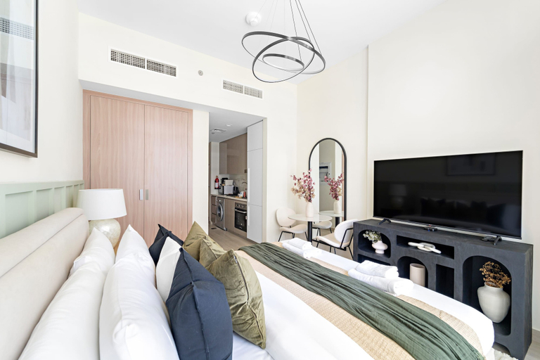 Room 5, Silkhaus Chic Studio Skyline View MBR City, Dubai