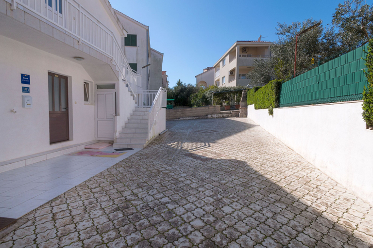 Parking, Apartments Stana, Okrug