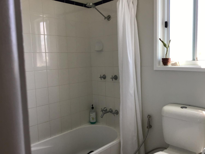 Bathroom 2, Seahorse, Miriam Vale