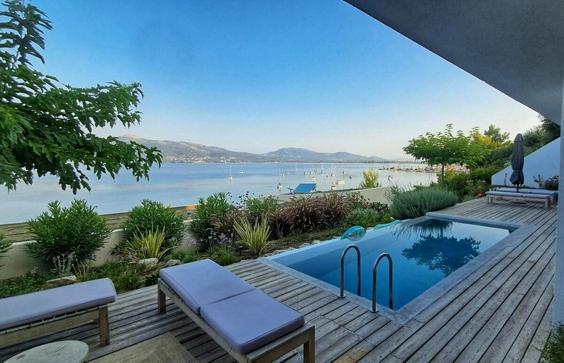 Sport & Beauty 2, Private pool with prime location, West Greece