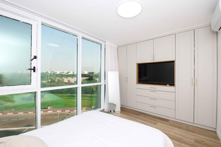 Bedroom, מול הים בקיסריה