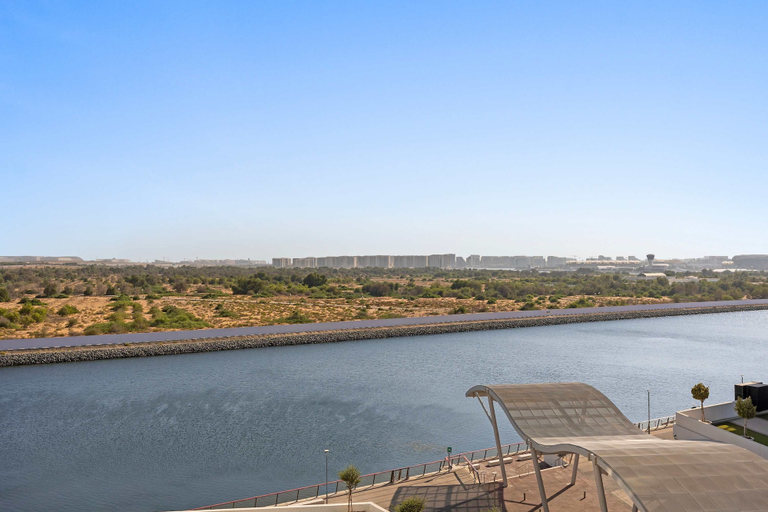 Room 4, Silkhaus Canal View Studio Near Ferrari World, Yas Island