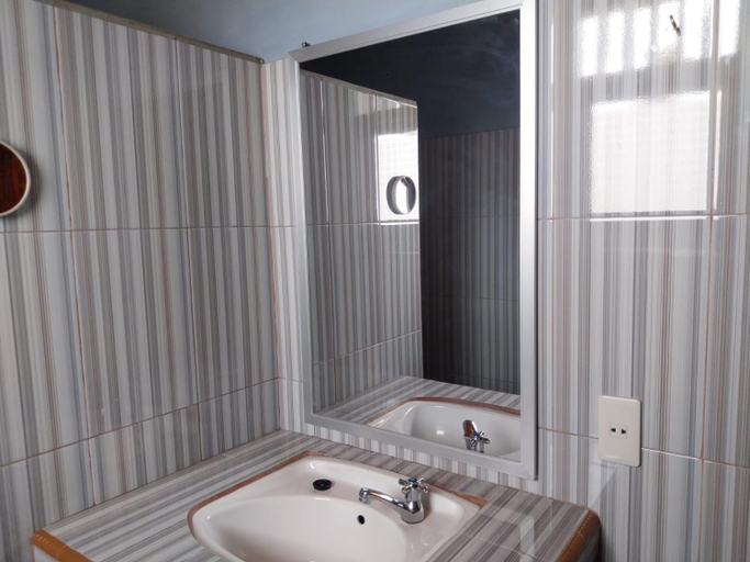 Bathroom 3, Toba Sunset, Samosir