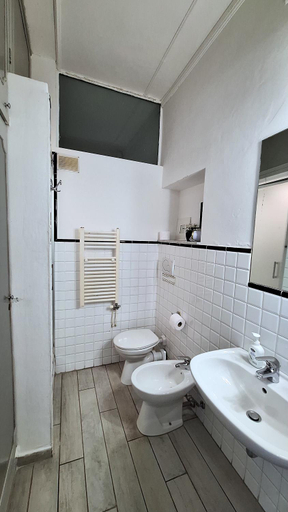 Bathroom 5, Red Horse, Pisa