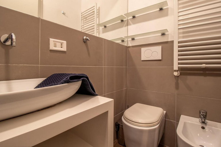 Bathroom 2, Eagle Rooms, Rome