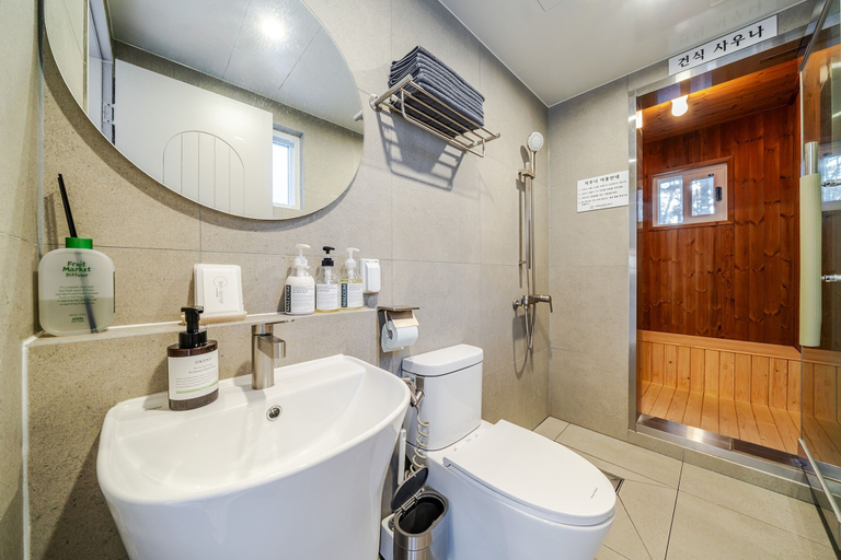 Room 2, Gyeongju Awesomeway Pool Villa, Gyeongju