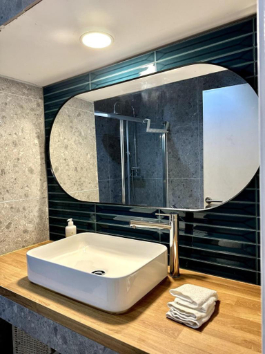 Bathroom 2, Your Home in Mouraria Castle and Music, Lisbon