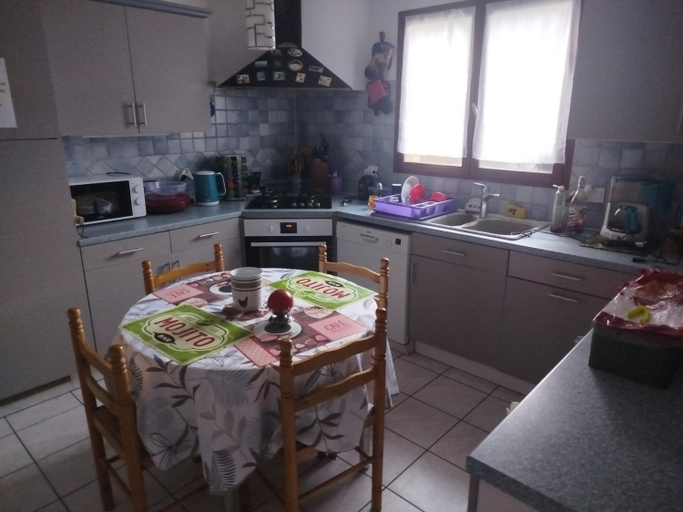 Others 2, Chambre jaune dans maison avec parking, Haute-Savoie