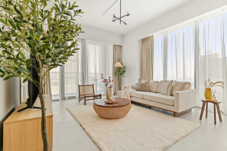 Room 5, Bright 1BR Escape w Balcony Building Pool, Dubai