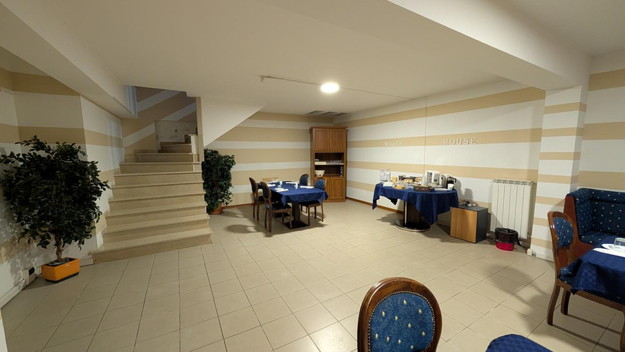Others 5, White House B&B, Potenza