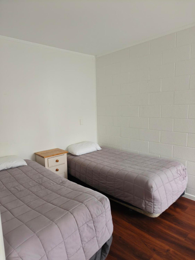 Bedroom 2, Gardena Court Motel, Hamilton
