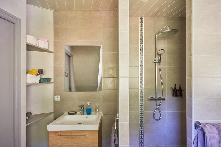 Bathroom 3, les bois de saint Auvent, Haute-Vienne