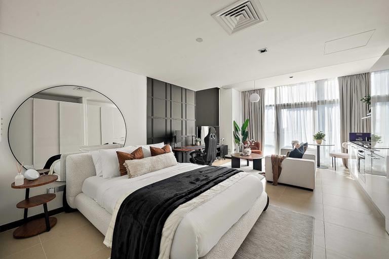 Room 5, Silkhaus Studio Premium Work Set Gamer s Dream, Dubai