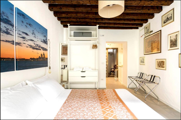 Bedroom, Stylish Self-Contained Room & Bath in Castello between Biennale & San Marco, Venezia