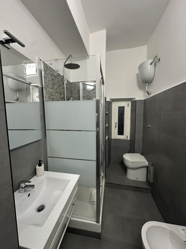 Bathroom 3, A Picture of Rome, Rome