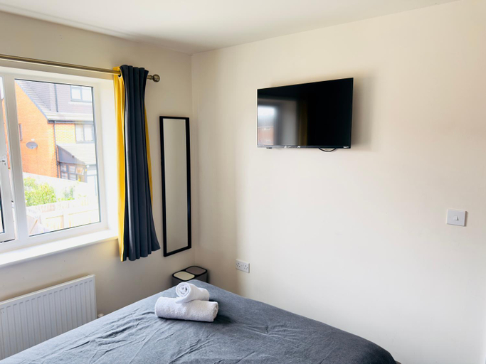 Bedroom 5, Stunning Private room in a Home - TV, Bathroom & Parking!, Manchester