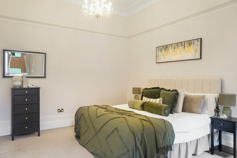 Room 4, Hertford Flat 8, London