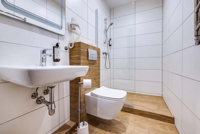 Bathroom 3, Hotel Korona, Mostys'kyi