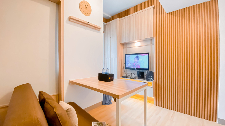 Living Room 3, Comfy and Minimalist 2BR Tokyo Riverside PIK 2 Apartment By Travelio, Tangerang