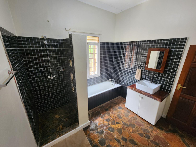 Bathroom, Surjios Guesthouse And Pizzeria, Jinja