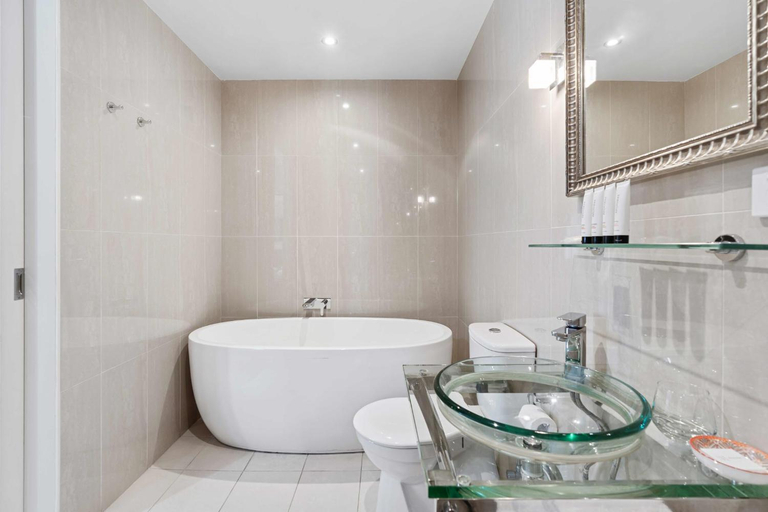 Bathroom 4, de Russie Boutique Hotel, Orange