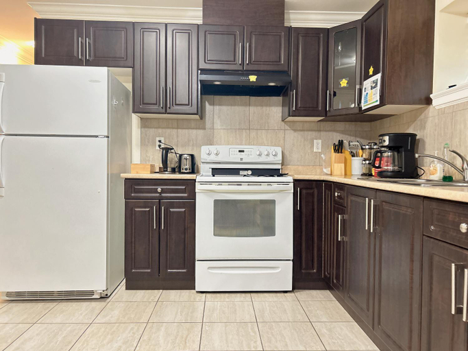Others 4, Near Skytrain Metrotown Private Entry 3min walk to grocery food, Greater Vancouver
