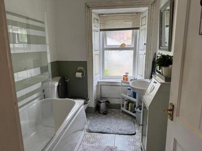 Bathroom, COSY COTTAGE FOR SHARE , Private Double Room, Wifi, Parking, Garden, Edinburgh