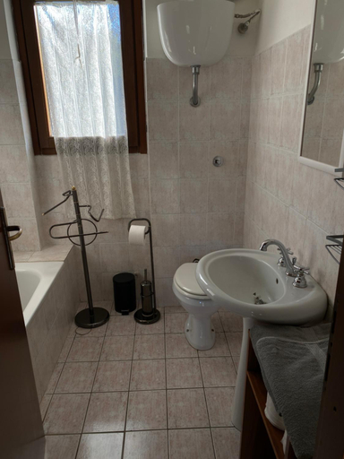 Bathroom, Rifugio del Pellegrino, Viterbo