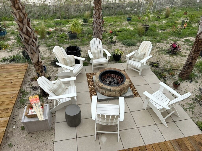 Terrace/patio 5, Driftwood Inn, Bay
