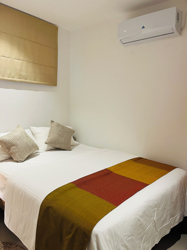 Room 3, C-5 Oceanfront Condos, Galle Four Gravets