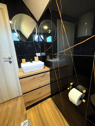 Bathroom 5, Eternum Glampling