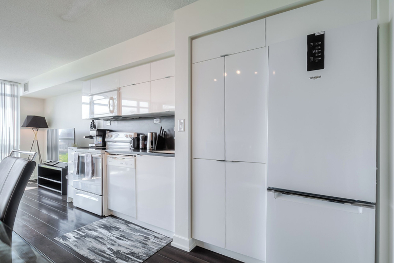 Private kitchen 5, Majesty Heights, Toronto