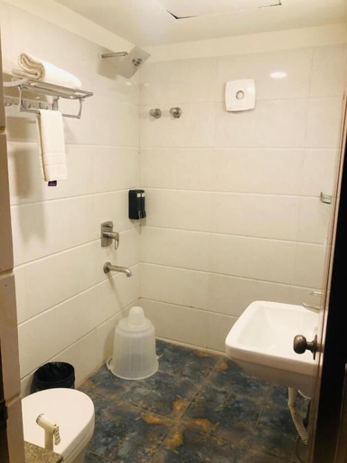 Bathroom 5, Astra Hotel and Suites Kaadubesanahalli, Bangalore