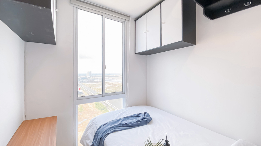 Bedroom 4, Comfy and Minimalist 2BR Tokyo Riverside PIK 2 Apartment By Travelio, Tangerang