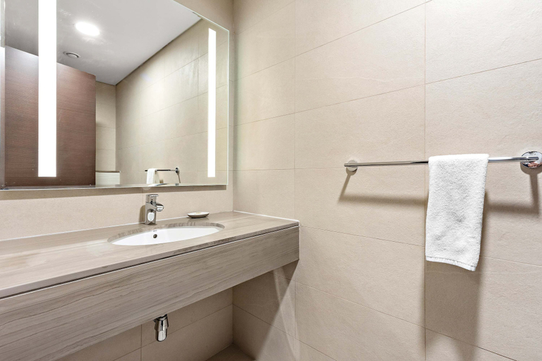 Room 2, Silkhaus Najmat Tower Reem Park Access Nearby, Abu Dhabi City