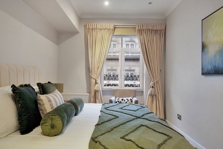Room 4, Hertford Flat 9, London