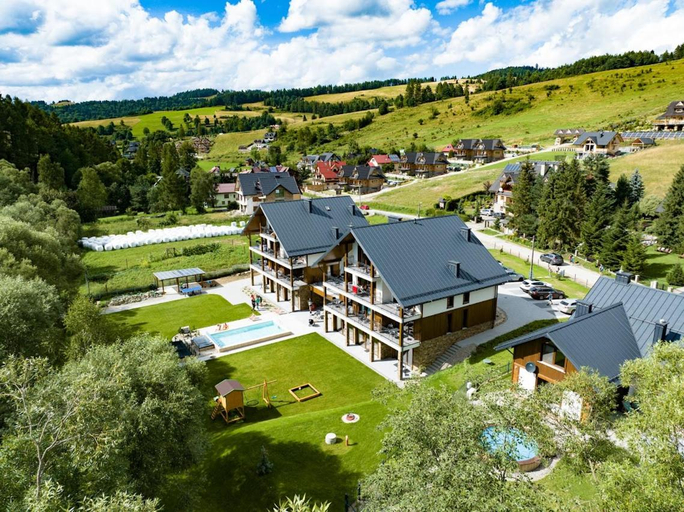 Exterior & Views
