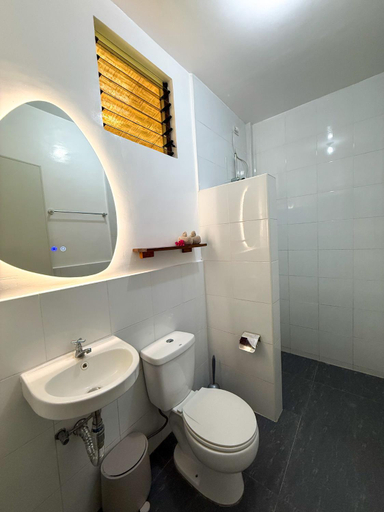 Bathroom 2, Happy Coconut Camiguin, Mambajao